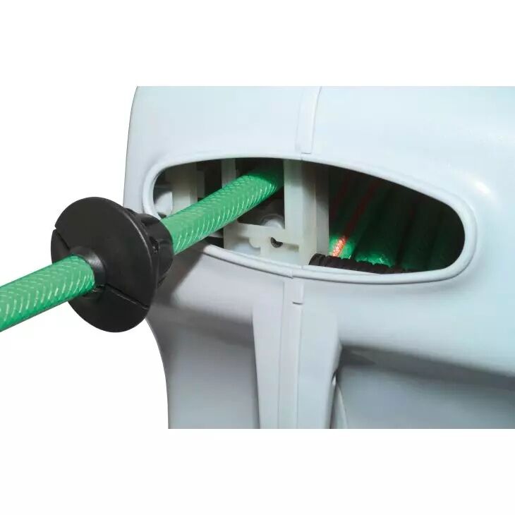 Detailansicht des Schlaucheinzugs einer automatischen Schlauchaufrolleinheit mit grünem Schlauch im Gehäuse.