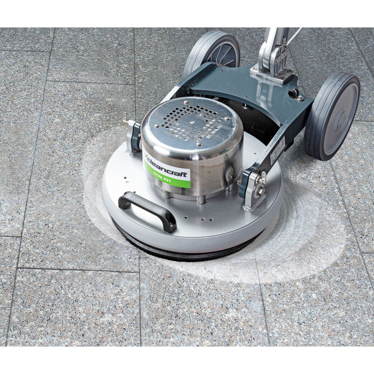 Bodenreinigungsmaschine poliert graue Steinfliesen und hinterlässt sauberen, hellen Kreis.