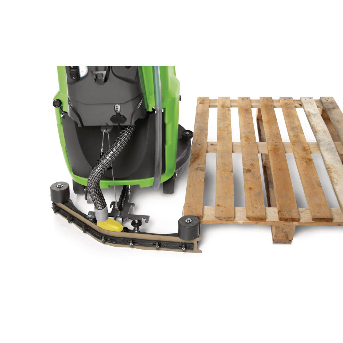 Rückansicht einer Bodenreinigungsmaschine beim Reinigen neben einer Holzpalette.