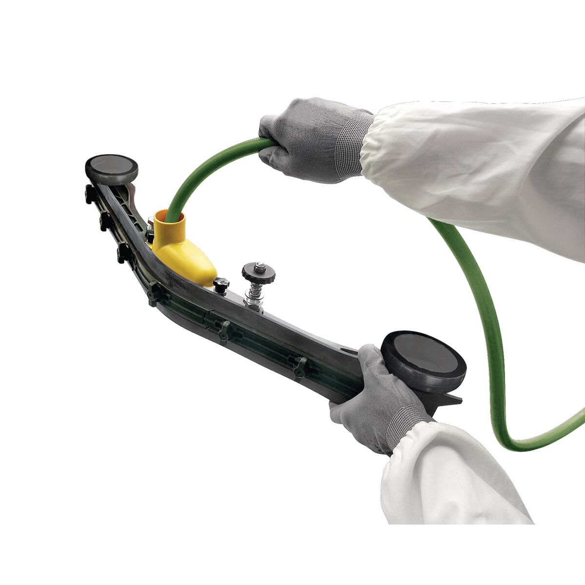Zwei Hände mit Handschuhen führen grünen Schlauch in gelben Einfüllstutzen eines Saugfußes ein.