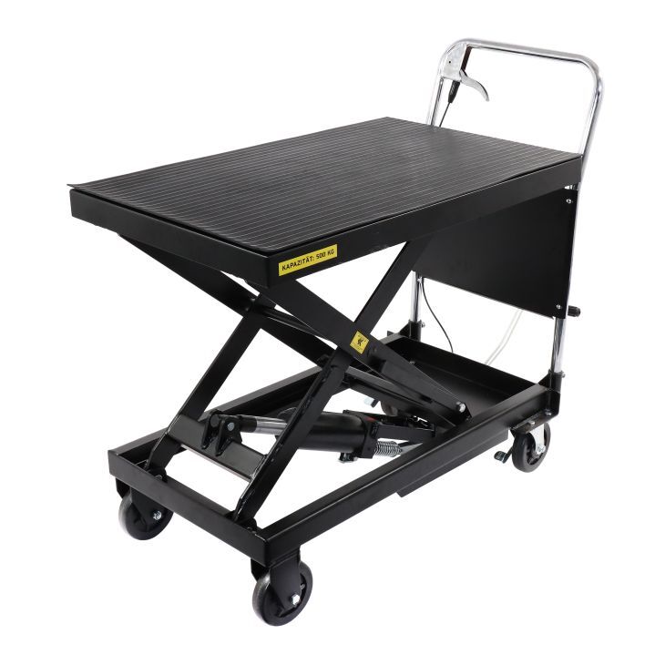 Scheren-Hubtischwagen in Schrägansicht, angehoben: schwarze geriffelte Plattform, X-Hubmechanik, Griffbügel hinten, vier Rollen.