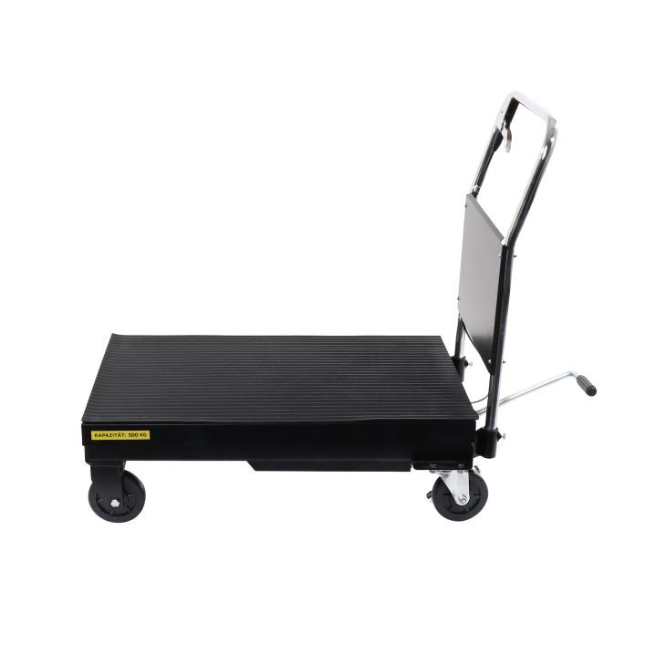 Hydraulischer Hubtischwagen, abgesenkt: schwarze geriffelte Plattform, Griffbügel, vier Rollen, Fußpedal und Lenkrolle vorn rechts.