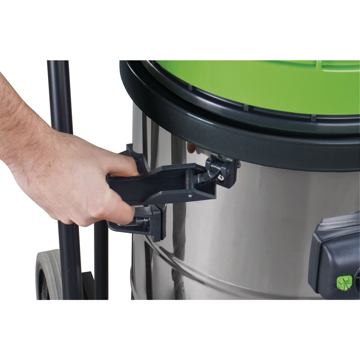 Detailaufnahme der Spannverschluss-Verriegelung eines Nass-Trockensaugers.