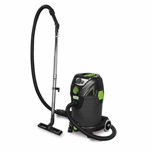 Nass- und Trockensauger mit Schlauch und Edelstahlrohr, frontal leicht geneigt fotografiert.