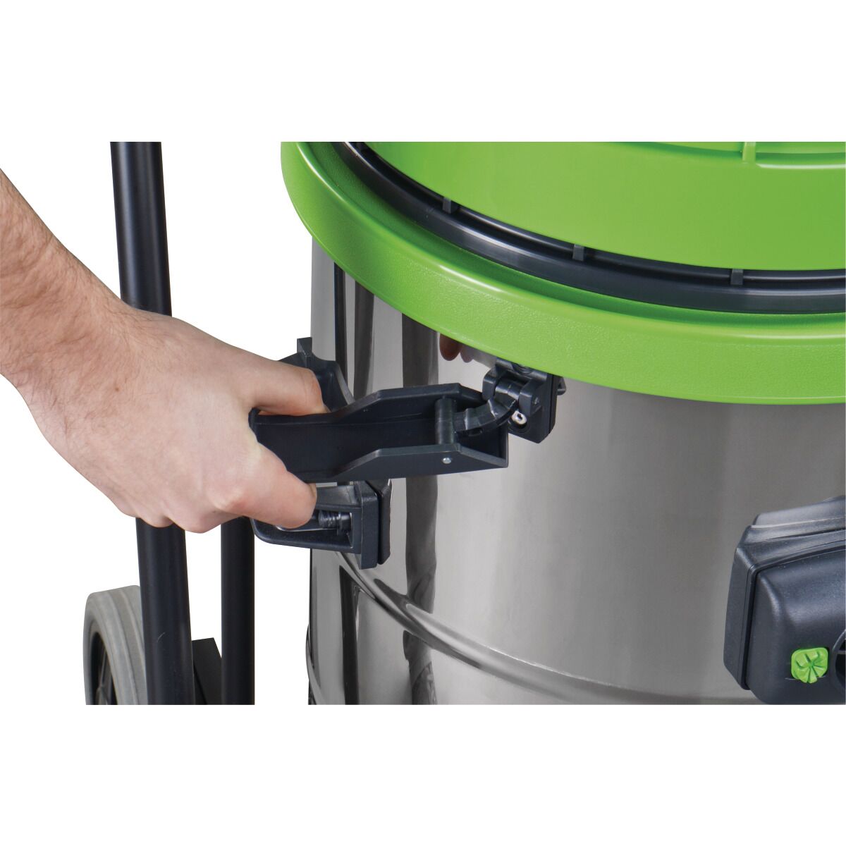 Hand schließt Verriegelung am grünen Deckel eines Nass- und Trockensaugers.