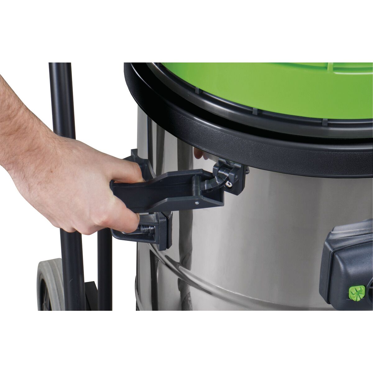 Hand schließt Verriegelung am grünen Deckel eines Nass- und Trockensaugers.