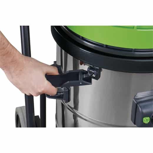 Hand schließt Verriegelung am grünen Deckel eines Edelstahl-Nass- und Trockensaugers.