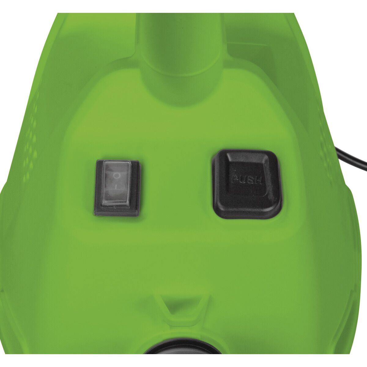 Detailaufnahme des Bedienfelds mit Netzschalter und Drucktaste auf grünem Gehäuse.