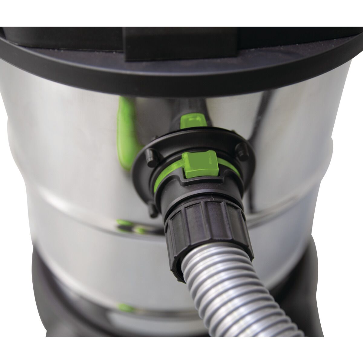 Detailansicht des Schlauchanschlusses mit grünem Verriegelungsknopf an Edelstahlbehälter.