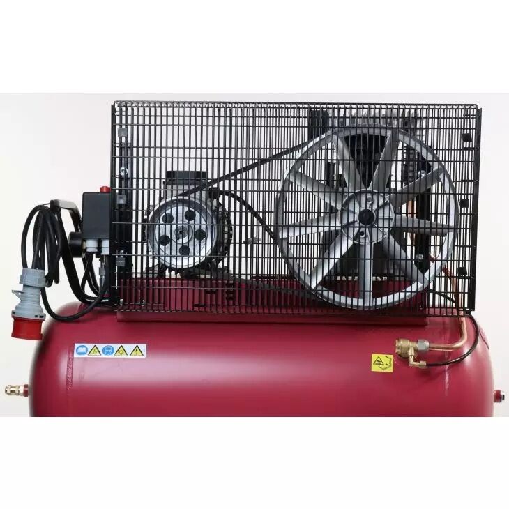 Seitliche Ansicht eines roten ELMAG MEISTER Kompressors mit großem Lüfterrad und Antriebssystem hinter Schutzgitter.