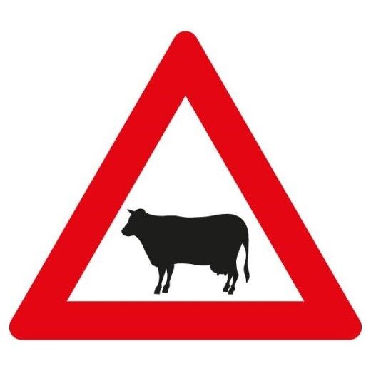 Verkehrsschild mit rotem Dreieck und schwarzer Kuh, das auf Tiere hinweist.