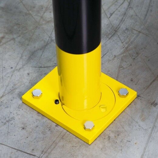 Montierter Rammschutzfuß mit Schnellverschlussplatte – sichere und stabile Befestigung mit vier Schrauben, ideal für den flexiblen Einsatz in Industrie- und Lagerbereichen.