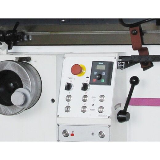 Bedienfeld mit Not-Aus, Schaltern, Drehknöpfen und Digitalanzeige der Schleifmaschine.