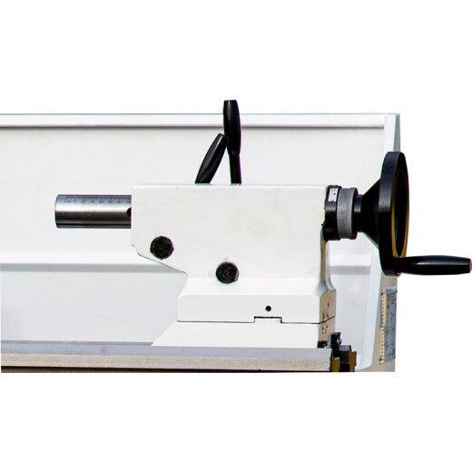 Reitstock der Drehmaschine mit Handrad und Skala in Nahaufnahme.