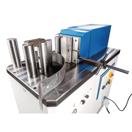 Schrägansicht mit eingespanntem Werkstück in den Walzen.