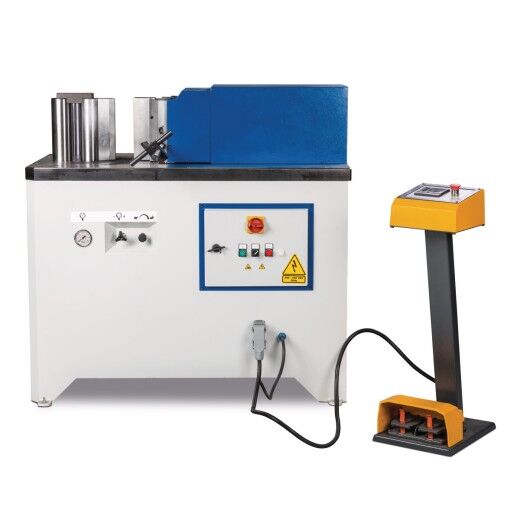 Vorderansicht der HBP 100 mit Steuerpult und Bedienelementen an der Maschinenfront.