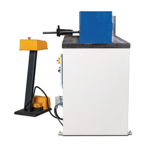 Seitenansicht der Biegemaschine HBP 100 mit angeschlossenem Steuerpult.