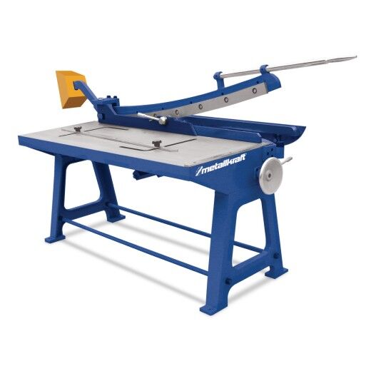 Freistehende blaue manuelle Blechschere mit großem Schneidetisch und langem Hebelarm.