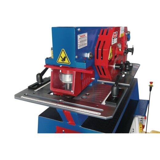 Nahaufnahme einer Metallbearbeitungsmaschine mit Stempel- und Schneidewerkzeug.