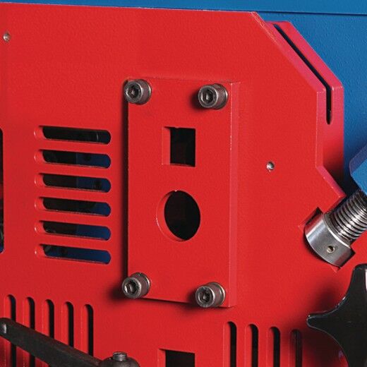 Seitliche Detailansicht der Maschine mit Schraubhalterung und rechteckiger Öffnung.