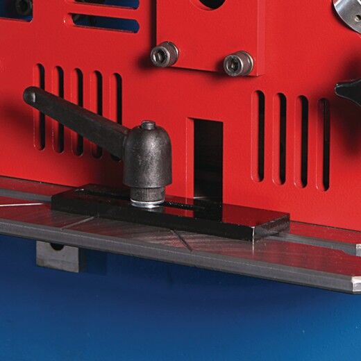 Untere Detailansicht mit Hebelspannvorrichtung und rechteckigem Schlitz.