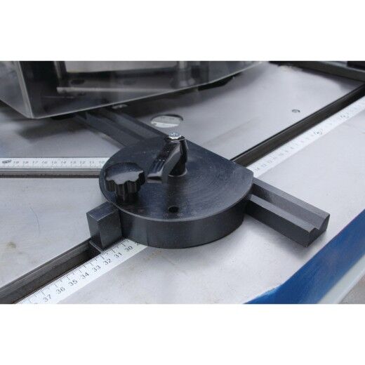 Detailansicht eines verstellbaren Anschlags mit Rundskala und Schiebeschiene.