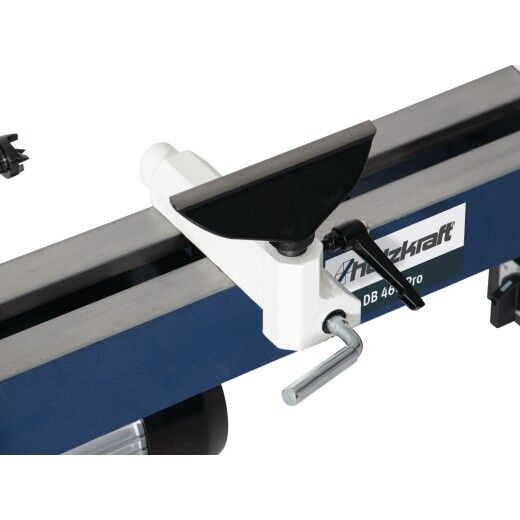 Detailansicht der Werkzeugauflage auf der Führungsschiene, justierbar mit Hebel und Schraube.