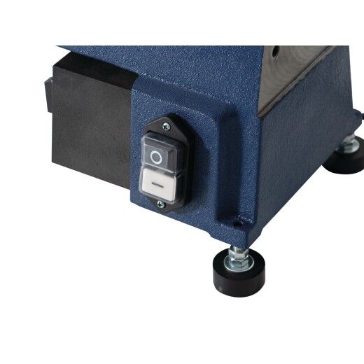 Nahaufnahme des Netzschalters der Drechselbank mit schwarzem Gehäuse und zwei Tasten.