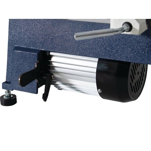 Nahaufnahme des Motors der Drechselbank mit sichtbaren Kühlrippen und Montagehalterung.