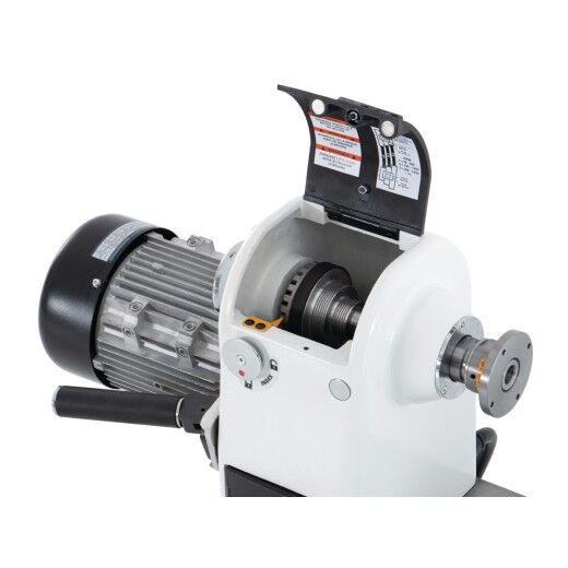 Geöffnete Motoreinheit mit sichtbarer Riemenscheibe und Schutzdeckel mit Aufkleber.