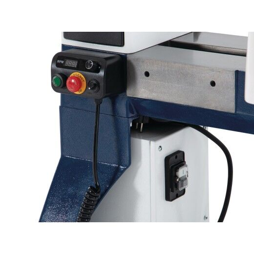 Bedienfeld mit Start-Stopp-Knöpfen, Not-Aus und digitaler Drehzahlanzeige.