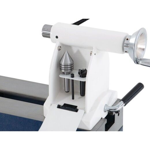 Innenseite des Reitstocks mit eingesetzter Körnerspitze und weiteren Werkzeugen.