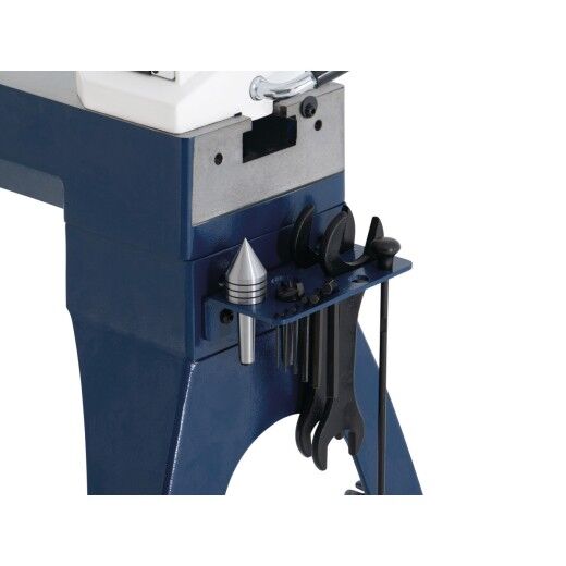 Werkzeugablage mit montierten Schlüsseln und Spitzenhalter am Gestell der Drechselbank.