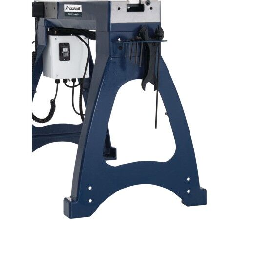 Untergestell der Drechselbank mit Werkzeughalter und abgelegten Schlüsseln an der Seite.