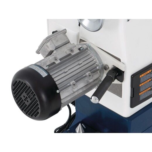 Detailaufnahme des Motors mit Lüfterabdeckung, Handgriff und teilweise sichtbarer Schutzverkleidung.
