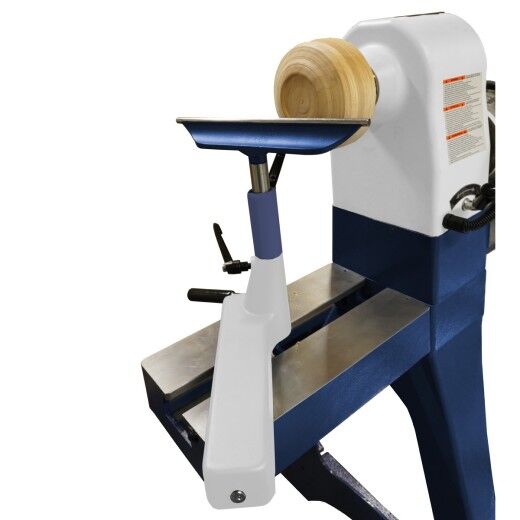 Drechselbank mit eingespanntem Werkstück aus Holz und montierter Werkzeugauflage.