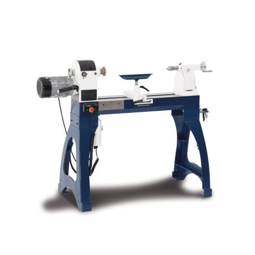 Drechselbank schräg von vorne fotografiert mit Sicht auf Motor, Werkzeugauflage und Reitstock.