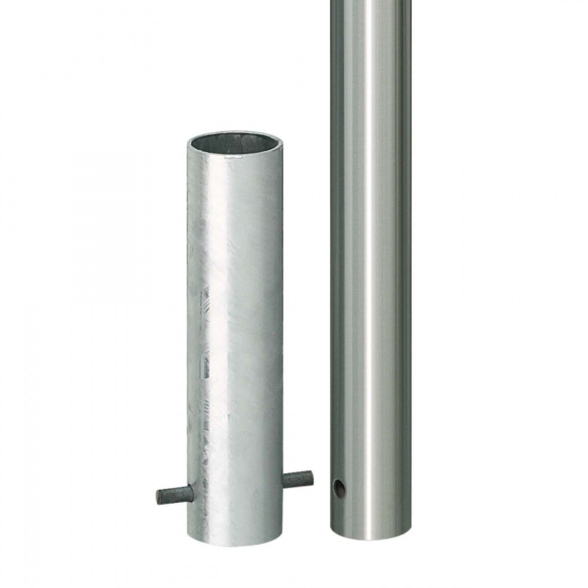 Links Bodenhülse mit Querbolzen, rechts Edelstahlpfosten mit kleiner Bohrung nahe dem unteren Ende.