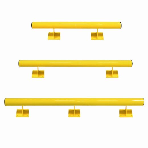 Drei unterschiedlich lange gelbe Rammschutzbarrieren mit Bodenplatten, dienen als Anfahrschutz in Lager- und Industrieumgebungen.