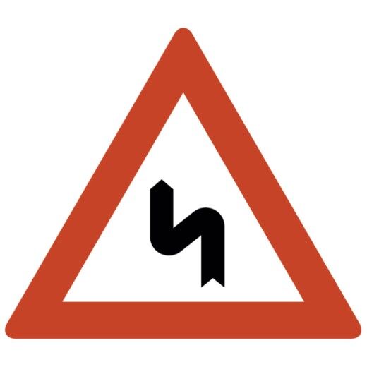 Verkehrsschild mit rotem Dreieck und schwarzem Pfeil der nach links und dann rechts biegt.