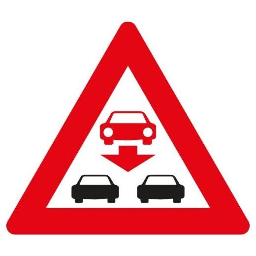 Verkehrsschild mit rotem Dreieck und Autosymbolen, das vor Falschfahrern auf der Straße warnt.