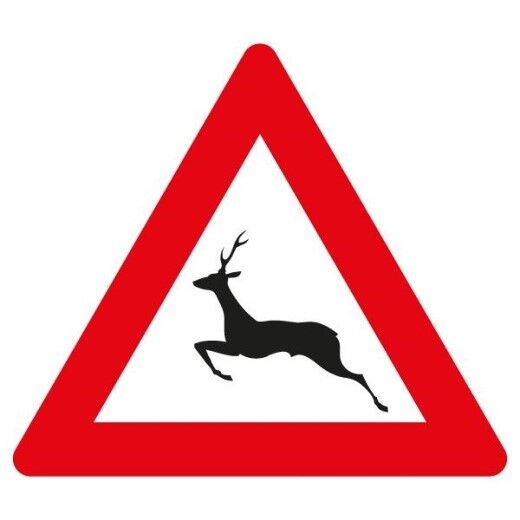 Verkehrsschild mit rotem Dreieck und einem schwarzen Hirsch, das auf Wildwechsel hinweist.