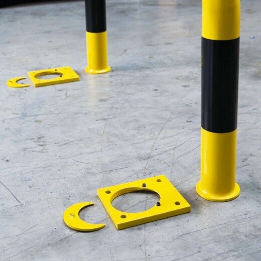 Rammschutzbügel mit herausnehmbarer Bodenverankerung – ideal für temporäre Schutzbereiche, schnell montier- und demontierbar dank Sicherungsplatte.