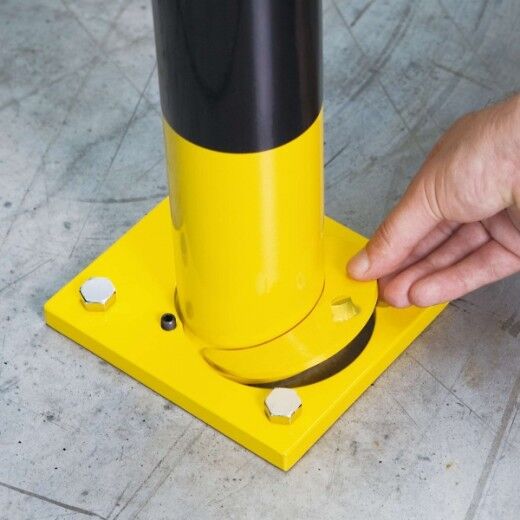 Detailansicht einer Rammschutz-Montage mit herausnehmbarer Bodenverankerung – ideal für flexible und temporäre Sicherungsbereiche.