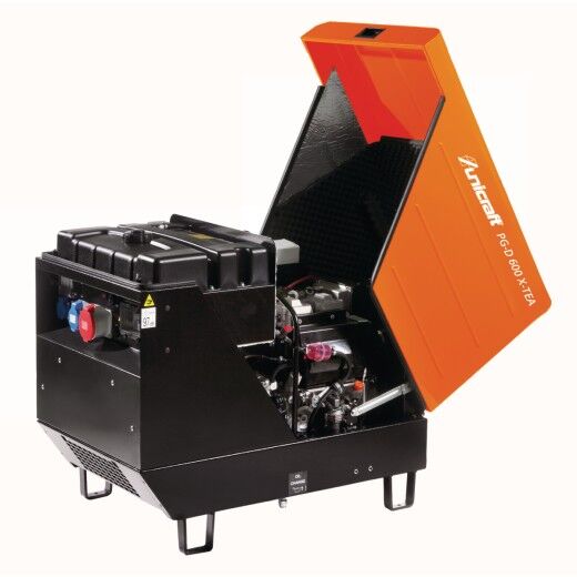 Ein kompakter Dieselgenerator mit offenem Wartungsdeckel. Sichtbar sind schwarzer Tank, Motor und orange Schallschutzhaube mit Unicraft-Logo.
