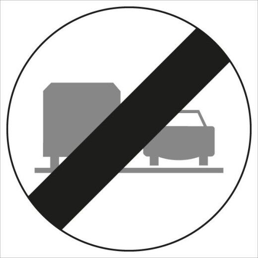 Verkehrszeichen: Weißer Kreis mit schwarzem Diagonalbalken, darin ein graues Autos & ein LKW Bedeutet: Ende des Überholverbots für Lastkraftfahrzeuge.