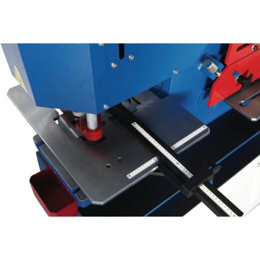 Nahaufnahme der Stanzstation mit Linealführung und Metallauflage.