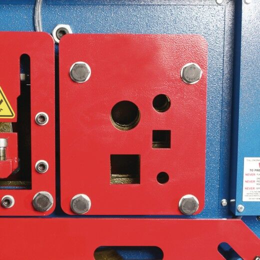 Rechte Werkzeugaufnahme mit runden und eckigen Stanzöffnungen.