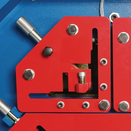 Detailansicht der linken Werkzeugführung mit Schrauben und Einstellmechanik.