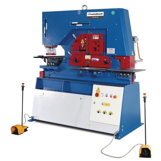 Frontansicht der Maschine mit Steuerpult, Fußpedalen und roten Werkzeugmodulen.
